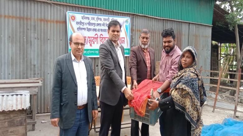 দৌলতপুরে প্রাণী সম্পদ উন্নয়ন প্রকল্পের সুফলভোগীদের মাঝে হাঁস