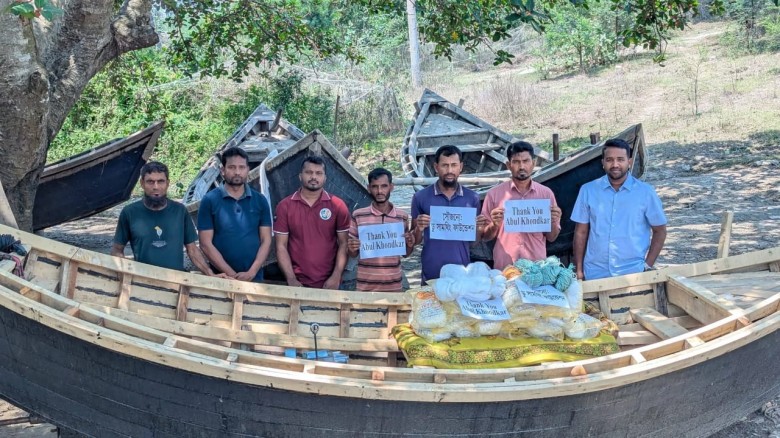 ক্ষতিগ্রস্ত তিন জেলে পরিবারের পাশে মানবতার হাত নতুন নৌকা, জা