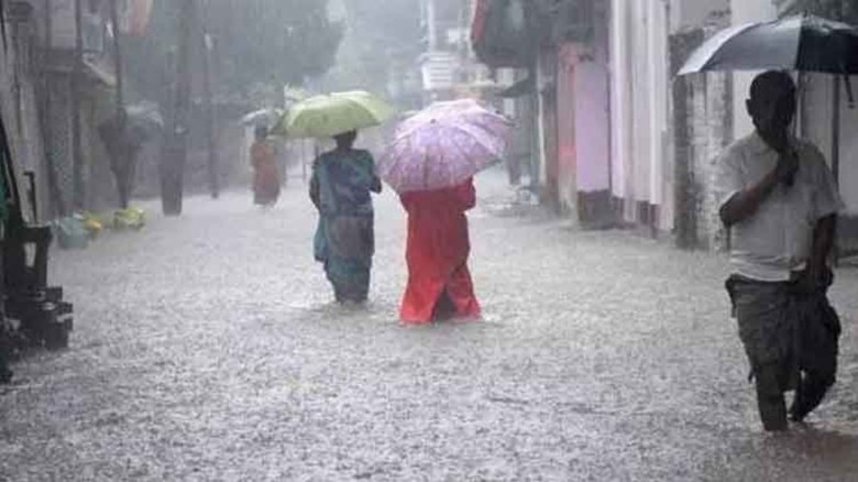 চট্টগ্রামে বৃষ্টিতে সড়কে হাঁটুপানি, নগরজুড়ে চরম ভোগান্তি