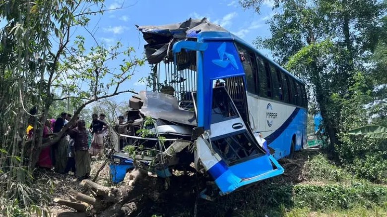 চট্টগ্রামে দুই বাসের মুখোমুখি সংঘর্ষে নিহত- ৩