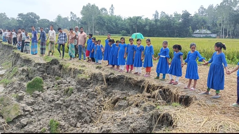 কুড়িগ্রামে স্কুল ঘড় ও বসতভিটা বাঁচাতে ধরলার তীরে গণমানুষের প