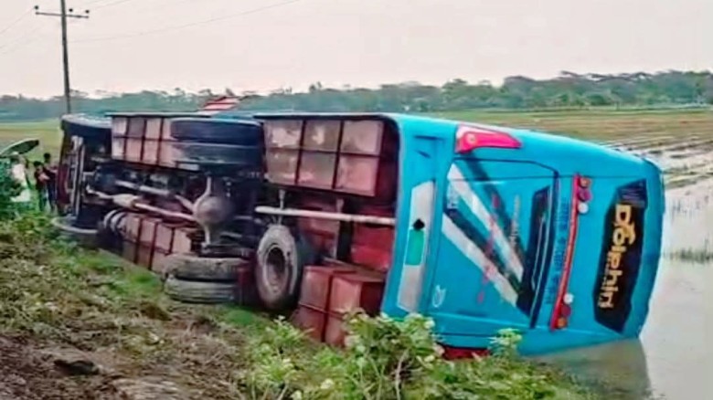কুয়াকাটা-ঢাকা মহাসড়কে  বাস খাদে, আহ