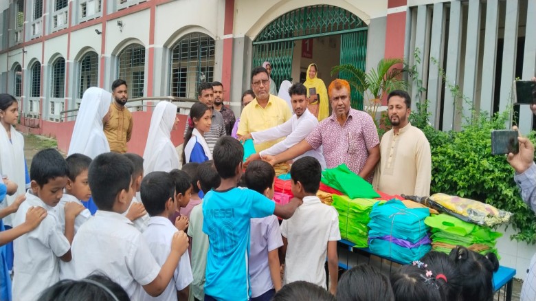 রূপগঞ্জে স্বেচ্ছাসেবক দলের উদ্যোগে সহস্রাধিক শিক্ষার্থীর মাঝ